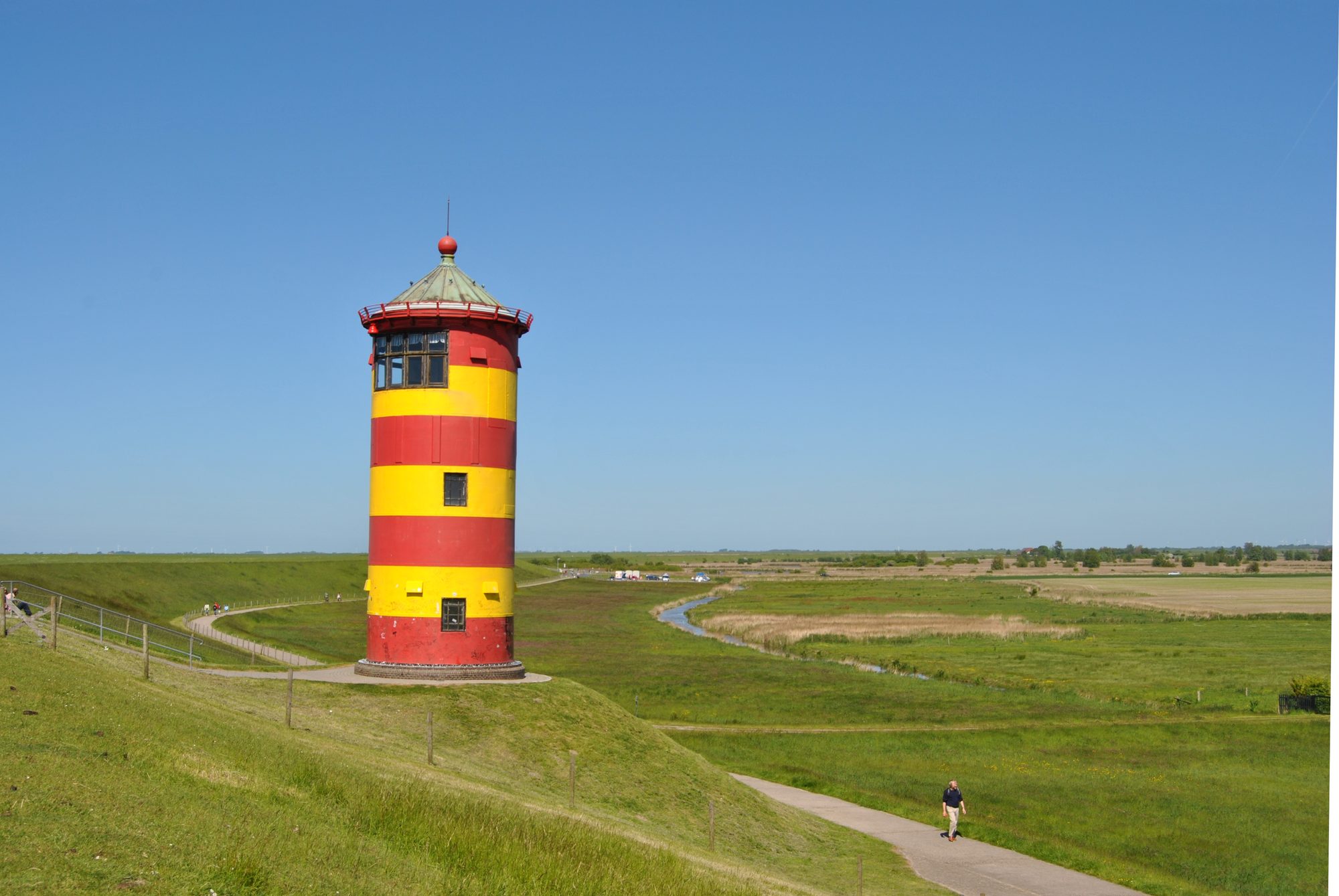 Pilsumer Leuchtturm auf dem Nordseedeich unter weitem ostfriesischem Himmel bei Grimersum
