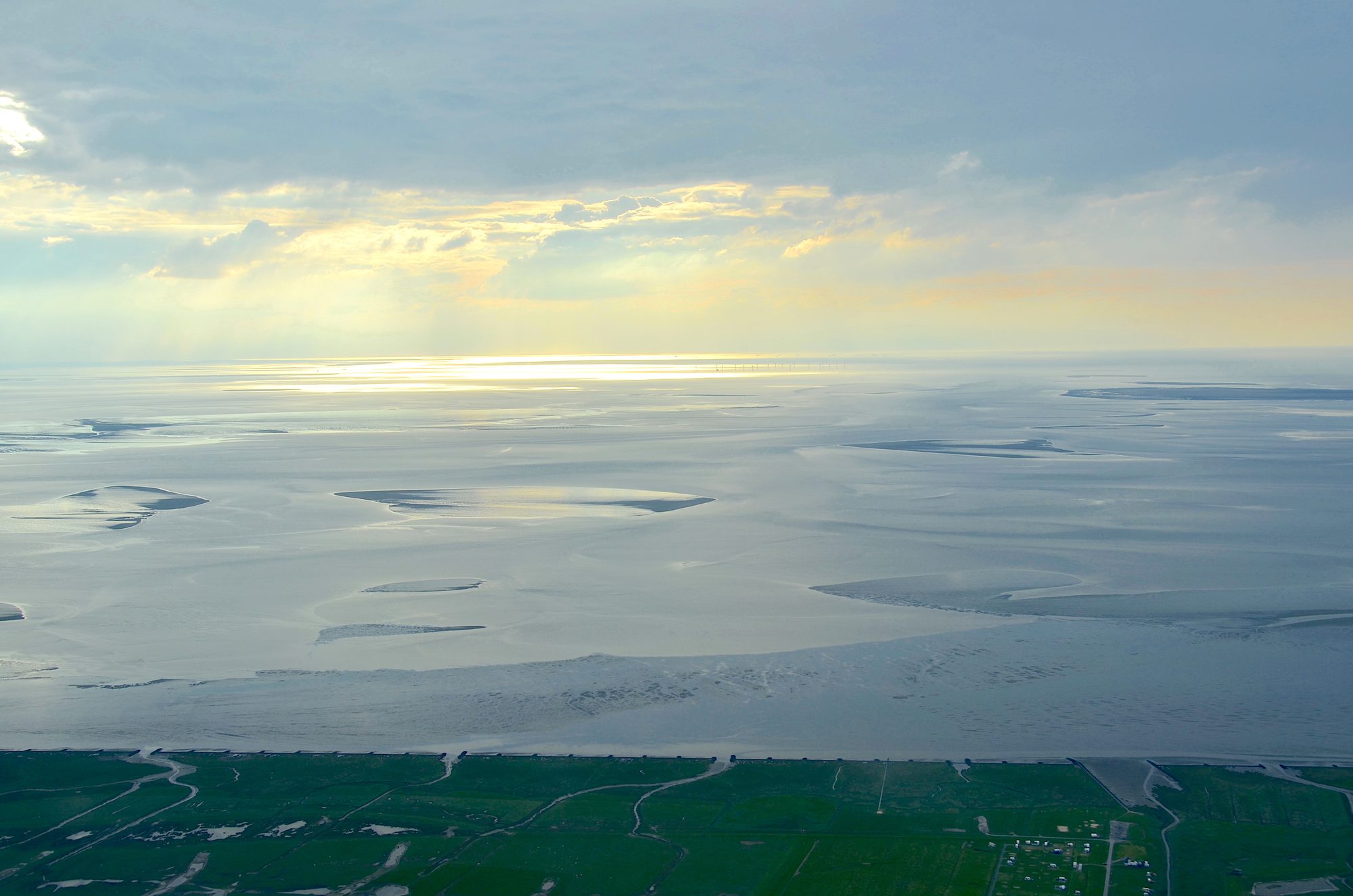 Sandbänke im UNESCO-Weltnaturerbe Wattenmeer bei Ebbe im warmen Abendlicht